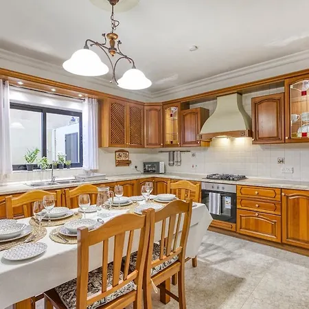 Charming 3br Maisonette With Private Backyard & Ac By 360 Estates San Ġwann