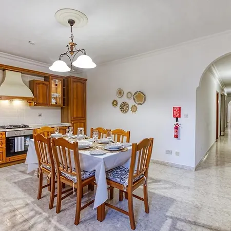 Charming 3br Maisonette With Private Backyard & Ac By 360 Estates דירה