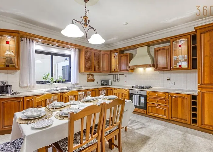 Charming 3br Maisonette With Private Backyard & Ac By 360 Estates San Ġwann